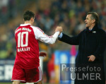 Fussball 1. Bundesliga Bayern-Stuttgart, Hitzfeld bedankt sich bei Makaay bei dessen Auswechslung