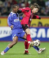 Fussball 1. Bundesliga: Leverkusen - Berlin, Zweikampf