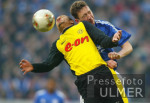 Fussball 1. Bundesliga: Schalke - Dortmund,  Zweikampf