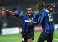 FUSSBALL  International CHL 09/10  : Samuel Eto'o , Eto  mit Mario Barwuah Balotelli (Inter)