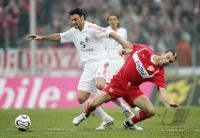 Fussball 1. Bundesliga: Koeln - Stuttgart, Zweikampf