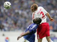 Fussball 1. Bundesliga: FC Schalke 04 - 1.FC Koeln, Zweikampf