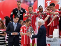 Fussball, 1. Bundesliga  Saison 16/17: Jubel FC Bayern Muenchen mit Schale