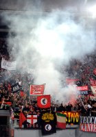 FUSSBALL SERIE A:  Fans mit einer Rauchbombe in der Fankurve