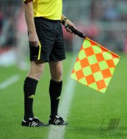 Fussball International Audi Cup 2011: Linien Schiedsrichter mit Fahne