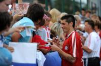 Fussball 1. Bundesliga: Jose Ernesto Sosa schreibt den Fans Autogramme (FCB)