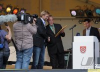 FUSBALL  Meistertrainer Klopp  (BVB Dortmund)  beim Empfang im Heimatort  Glatten