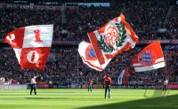 Fussball 1. Bundesliga : FC Bayern Muenchen FAHNENTRAEGER in der ALLIANZ ARENA