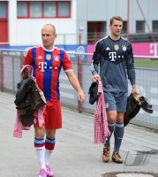 Fussball 1. Bundesliga 14/15: Arjen Robben (FC Bayern Muenchen) und Torwart Manuel Neuer (FC Bayern Muenchen)