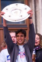 Fussball:  Roque Santa Cruz jubelt mit Meisterschale