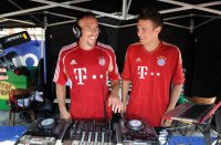Fussball 1. Bundesliga Saison   2011/2012 :  Franck Ribery (li, FC Bayern Muenchen) legt am DJ Mischpult Musik auf