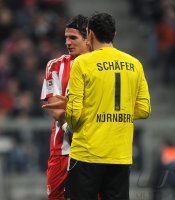 Fussball 1. Bundesliga :  Mario Gomez (li, FC Bayern Muenchen) spricht vor dem ELFMETER mit Torwart Raphael Schaefer (re, 1 FC Nuernberg)