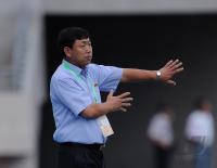 FUSSBALL INTERNATIONAL: Trainer Kim Jong Hun (Nordkorea)