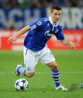 Fussball: Champions League Viertelfinale: Schalke, BAUMJOHANN am Ball