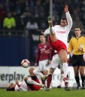 Fussball Uefa Cup: Hamburg - FC Thun, Zweikampf