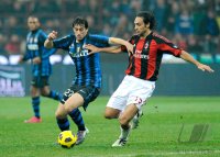 FUSSBALL SERIE A: Diego Milito  (li, Inter) gegen Massimo Ambrosini (re, AC Mailand)