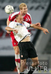 Fussball 2. Bundesliga: Koeln - Frankfurt, Zweikampf