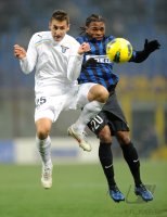 FUSSBALL SERIE A:  Miroslav Klose (li, Lazio Rom) gegen Joel Chukwuma Obi (Inter Mailand)