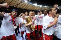 Fussball: DFB Pokal Finale: JUBEL Daniel van Buyten, Franck Ribery, Bastian Schweinsteiger, David Alaba  (v.li., FCB)