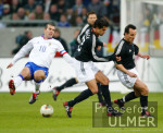 Fussball: Deutschland - Frankreich, Zweikampf