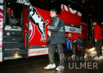 Fussball 2. Bundesliga: Koeln - Reutlingen, Zerschlagene Scheibe am Manschaftsbus