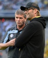 Fussball DFB Pokal 2. Runde 13/14: Trainer Friedhelm Funkel (1860 Muenchen) mit Trainer Juergen Klopp (Borussia Dortmund)