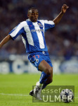 FUSSBALL CHL   Benni Mc Carthy (FC P) am Ball