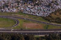 FUSSBALL WM 2010  LUFTBILD  Kinder spielen Fussball  im  Township