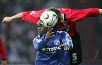 Fussball 1. Bundesliga: Schalke - Frankfurt, Zweikampf