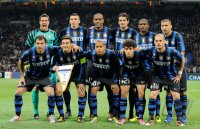 Fussball Champions League  Saison 2010/2011: (v. li. hinten) Inter Teamfoto Jonathan Biabiany, Lucio, Cristian Chivu , Julio Cesar, Samuel Eto'o , Eto, Maicon Douglas Sienando (v. li., unten) Dejan Stankovic, Ivan Cordoba, Esteban Matias Cambiasso, Philip