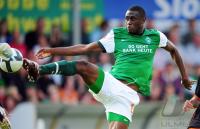FUSSBALL, Bundesliga, SV Werder Bremen: SANOGO Einzelaktion