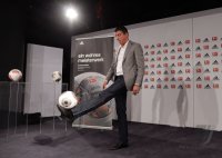 Fussball 1. Bundesliga  Saison  2013/2014:  Praesentation Adidas Ball Torfabrik 4