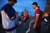 FUSSBALL WM 2018: Schmuckbild, Fans spielen Fussball auf dem Roten Platz