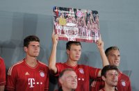 Fussball 1. Bundesliga 2010/2011: Mario Gomez , Holger Badstuber, Nils Petersen (v. li., FC Bayern Muenchen)