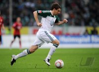 Fussball: 1. Bundesliga Saison 2010/2011: VfL Wolfsburg, HELMES am Ball