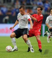 FUSSBALL: LIGA TOTAL CUP 2010 , Ivica Olic (li, FCB) gegen Petit (re, Koeln)