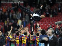 Fussball Champions League Finale 2011: Trainer Josep Guardiola (Barca) wird nach dem Sieg von der Mannschaft hoch geworfen