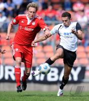 Fussball 3. Bundesliga:  Maximilian Haas (li., FC Bayern II) gegen Fikri El Haj Ali (re., Burghausen)