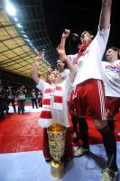 Fussball: DFB Pokal Finale: JUBEL Bastian Schweinsteiger, Miroslav Klose, Daniel van Buyten (v.li., FCB)