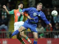 Fussball DFB Pokal: Bremen - Wolfsburg, Zweikampf