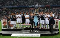 FUSSBALL Testspiel : Franz Beckenbauer (FC Bayern Muenchen) uebergibt denn Pokal IKER CASILLAS (re, Real Madrid)