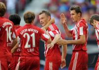 Fussball Supercup: JUBEL nach dem zum Tor zum 2:0, Philipp Lahm, Ivica Olic, Miroslav Klose (v. li., FC Bayern Muenchen)
