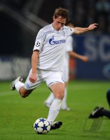 Fussball: Champions League, Saison 2010/2011: Schalke, HOEWEDES Einzelaktion