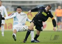 Fussball: Schalke - Espanyol Barcelona, Zweikampf