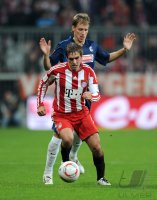 Fussball 1. Bundesliga : Philipp Lahm (VORNE, FC Bayern Muenchen) gegen Anton Putsilo (SC Freiburg)
