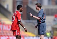 Fussball 3. Bundesliga: David Alaba mit Schiri Florian Steinberg