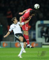 Fussball International EM 2012-Qualifikation: Miroslav KLOSE (li., Deutschland) gegen Servet Cetin (re, Tuerkei)
