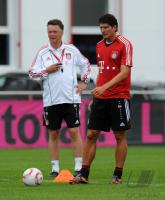Fussball 1. Bundesliga: Trainer Louis van Gaal, Mario Gomez  (v. li., FCB)