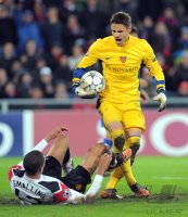 Fussball CHL  Saison 2011/2012: Torwart Yann Sommer (re, FC Basel) gegen Chris Smalling  (Manchester United FC)