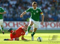 FUSSBALL INTERNATIONAL:  Miroslav KLOSE (re, Deutschland) gegen Goekhan INLER (Schweiz)